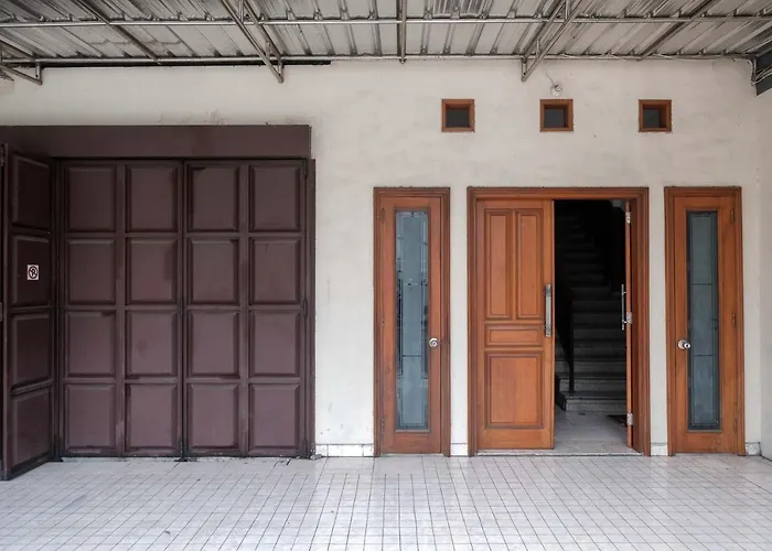 OYO 90373 Griya Nira 3 Syariah Hotel Surakarta 